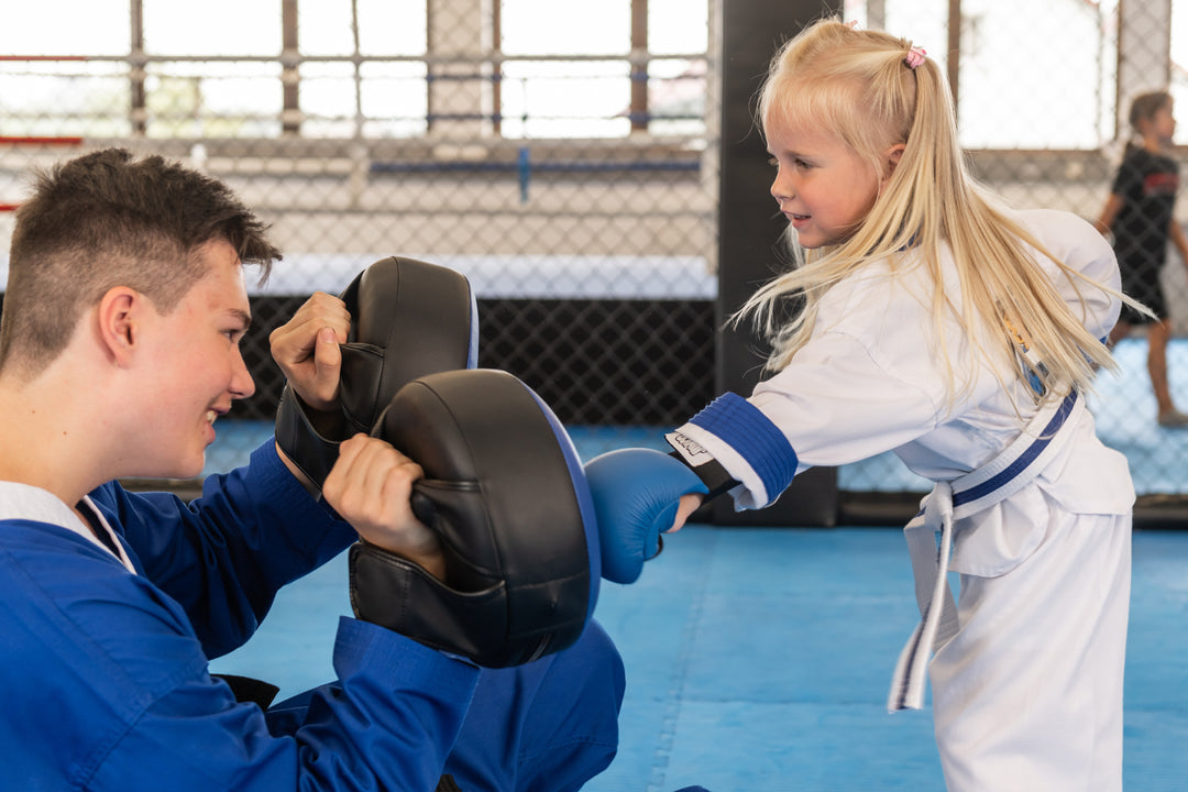 kampfsport fuer kleine kinder zur verbesserung der koordination und disziplin